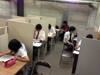 主に高校生が利用する個別スペース。先生が１人ひとりまわって教えます。